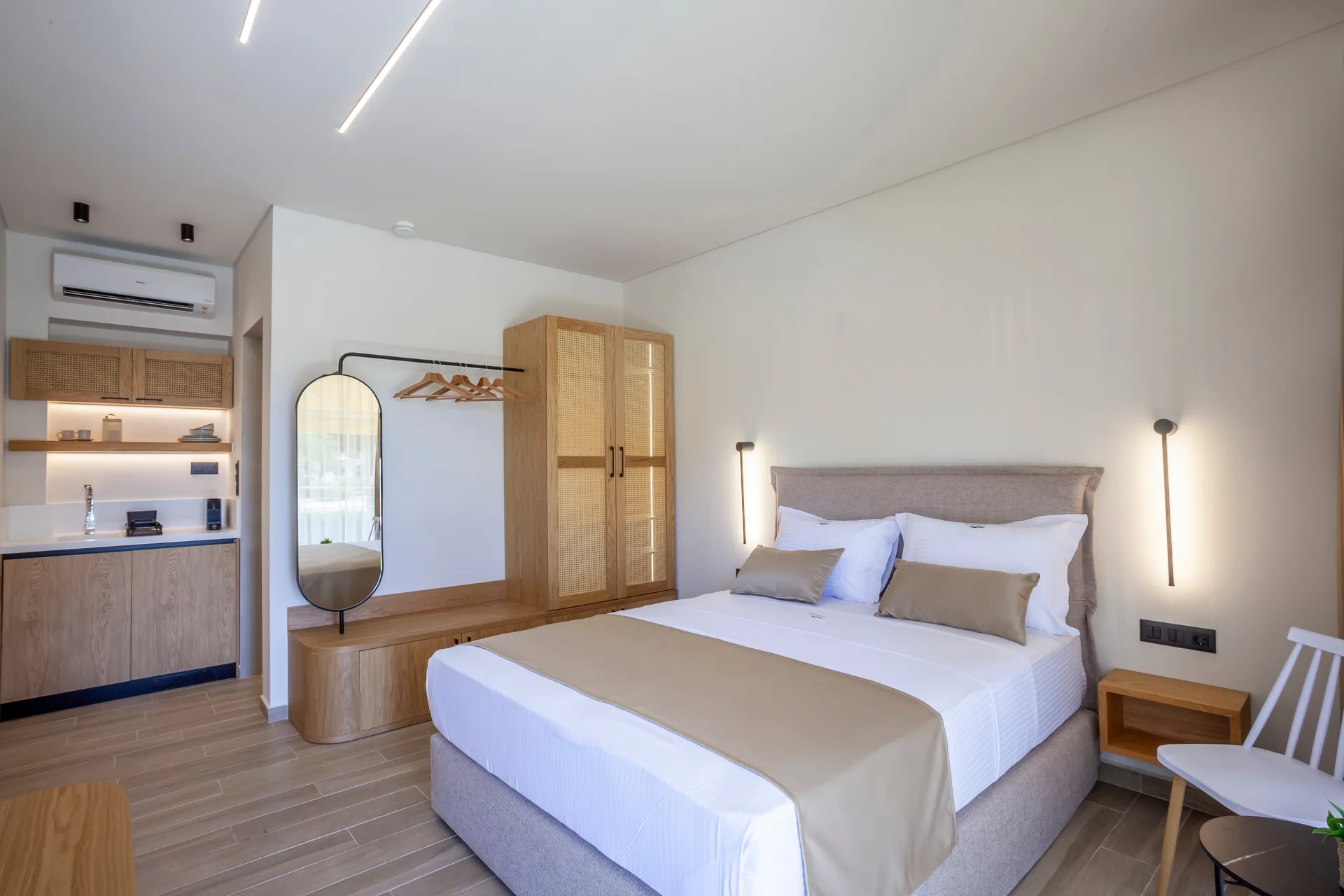 Tiara Holidays - Aliston Deluxe Living - Deluxe Room - bedroom 2